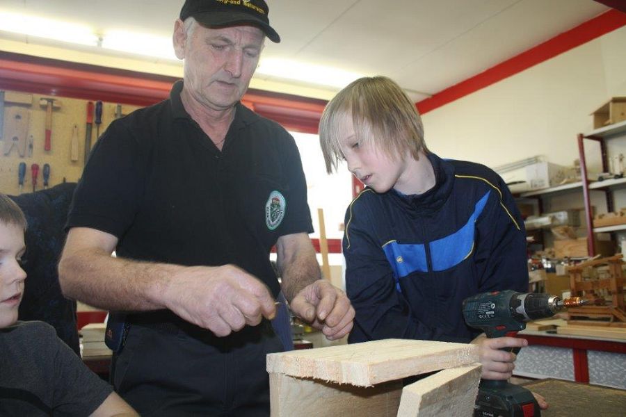 VS Ehrenhausen baut Nistkästen für Singvögel